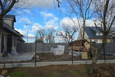 Pose clôture Betafence avec occultant grisé céruse Le Man Le Mans 72000 - detail